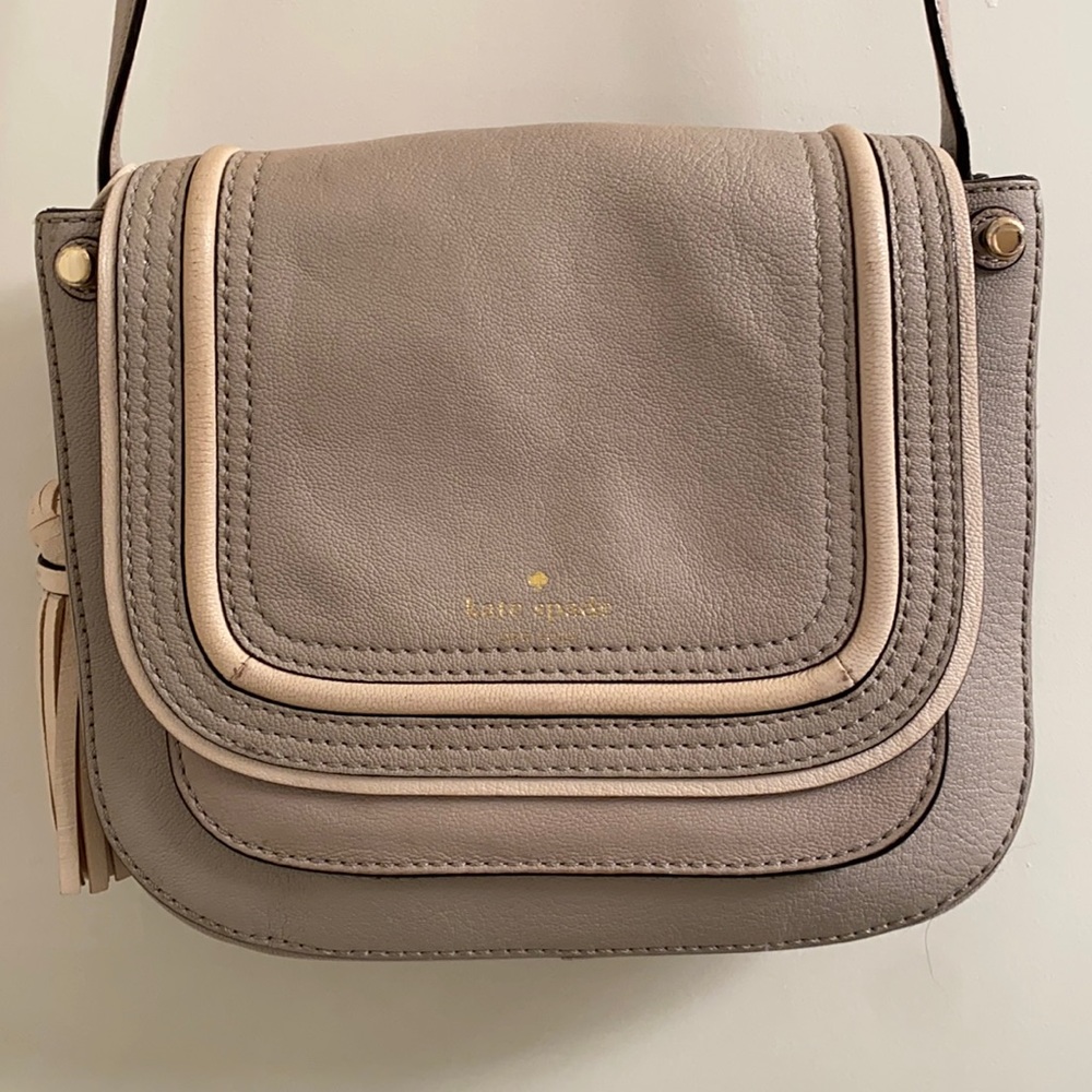 Gray/white Kate spade crossbody